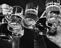 gente-haciendo-brindis-cervezas.jpg