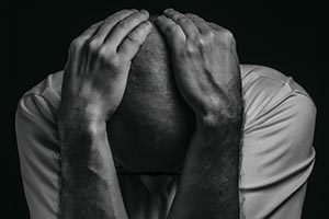 hombre-con-manos-en-la-cabeza.jpg